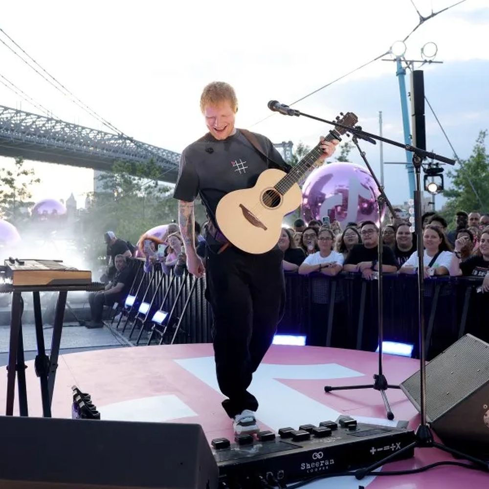 Ед Ширан із піснями альбому «Play» на шоу TikTok LIVE у Брукліні