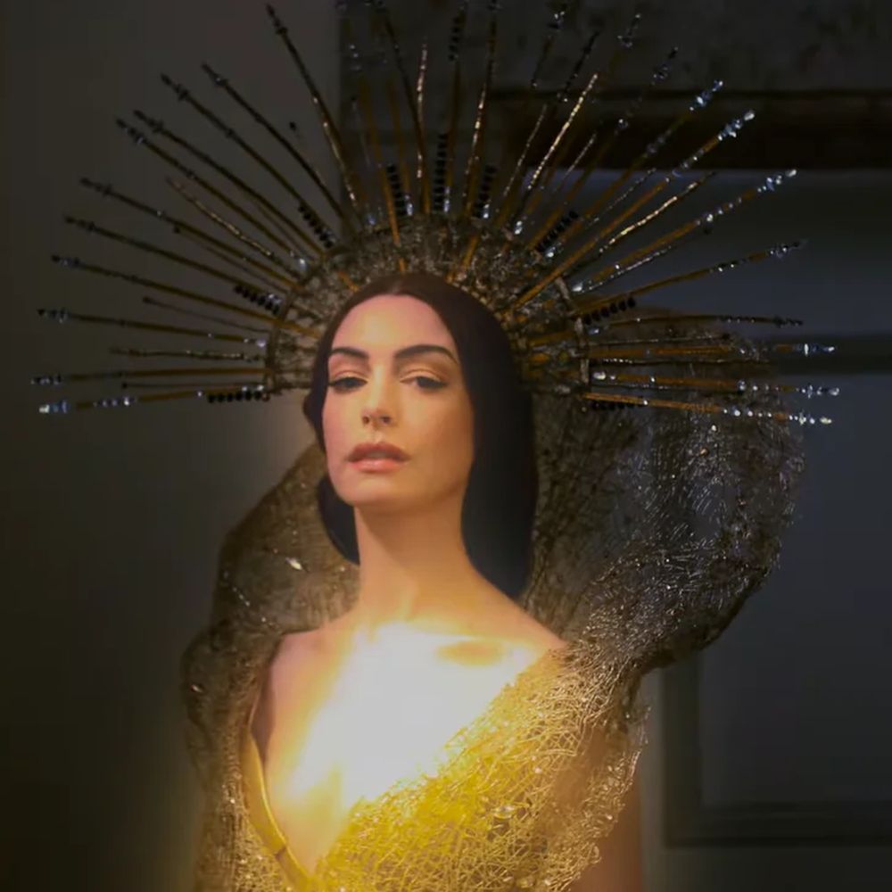 Енн Гетевей заспівала пісню, яку написала разом із Charli XCX для фільму «Mother Mary»